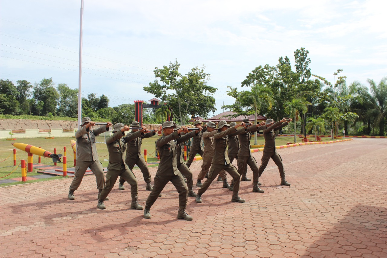 Personel Batalyon B Pelopor Satuan Brimob Polda Riau Melaksanakan Pertandingan Senam Tongkat Polri